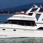 Yacht in langsamer Fahrt vor Biograd
