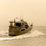 Yacht in Fahrt in den Sonnenuntergang Nostalgie