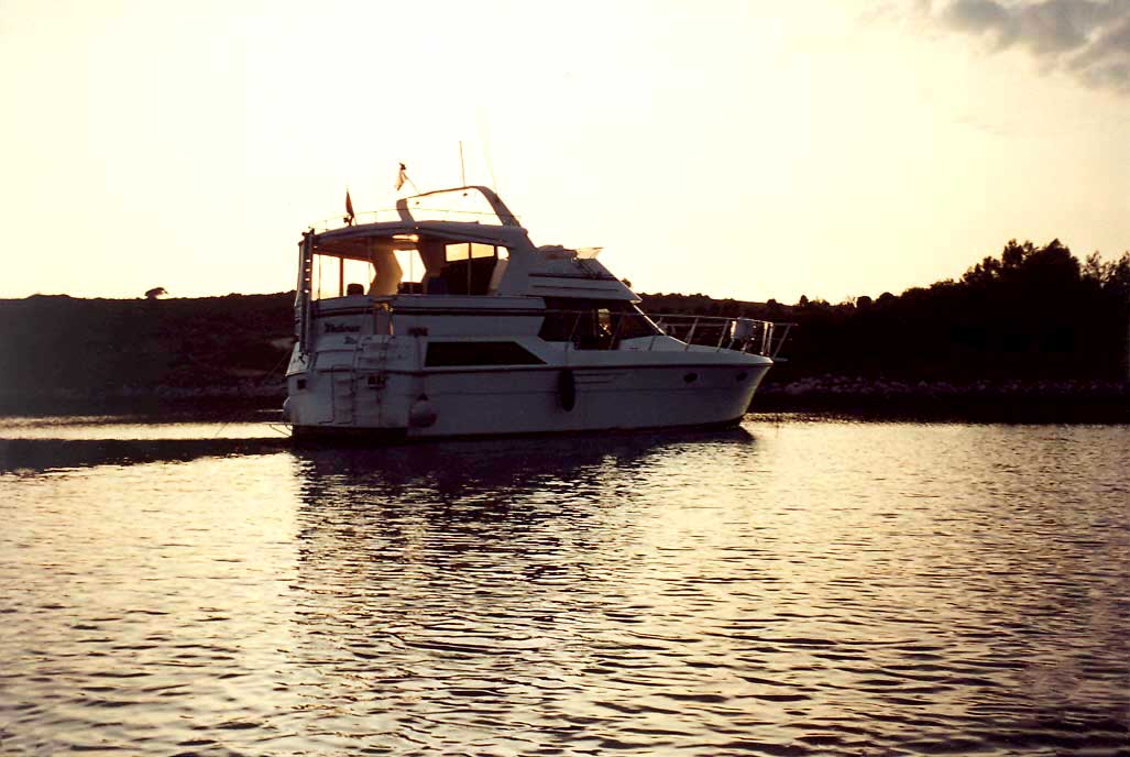 Yacht ankert in Bucht bei Sonnenuntergang