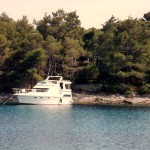 Yacht ankert in Bucht