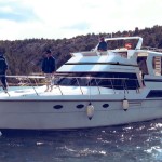 Yacht bei Anlegemanöver im Hafen vor Skradin