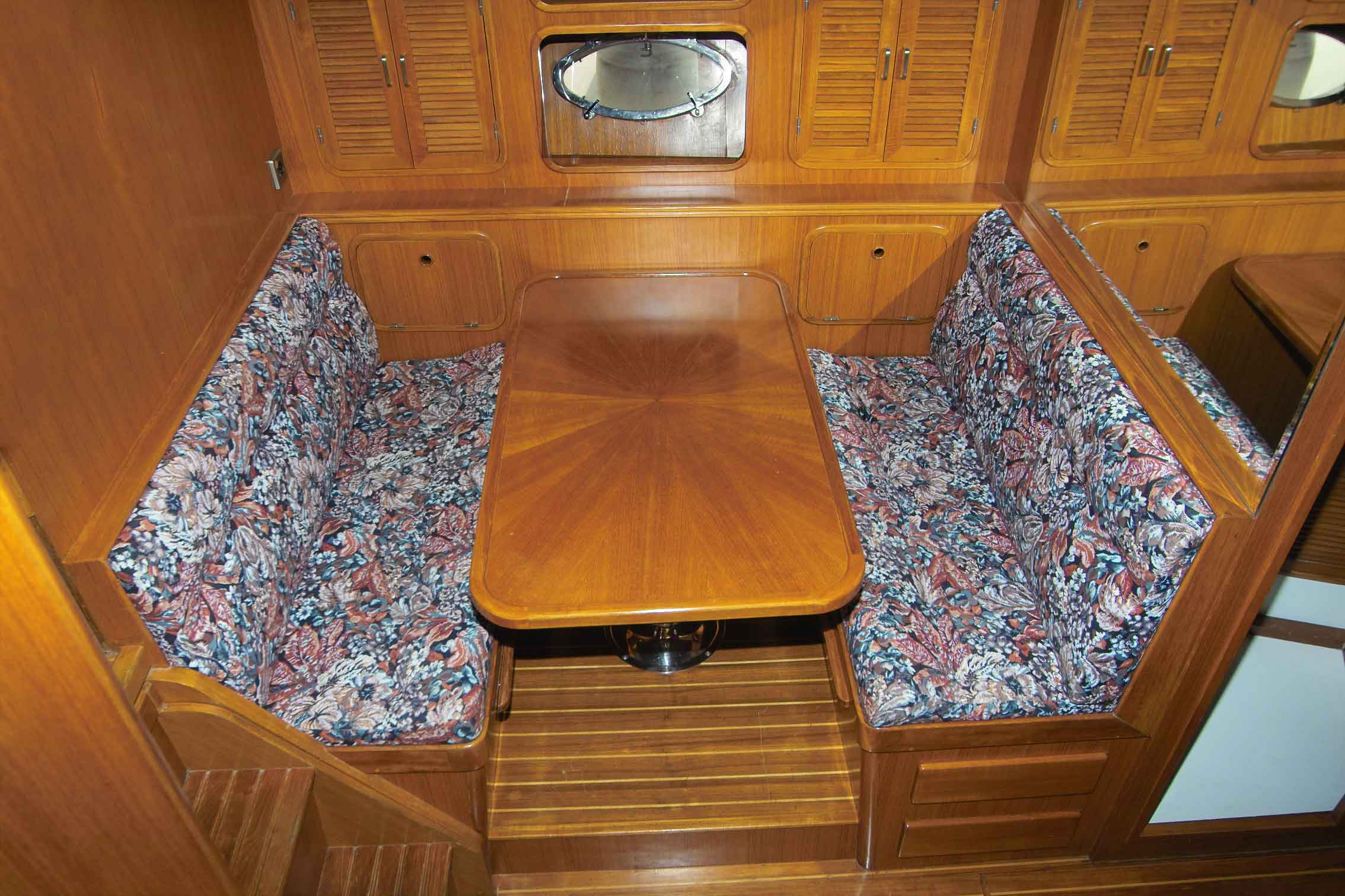 Dinette in Theresa