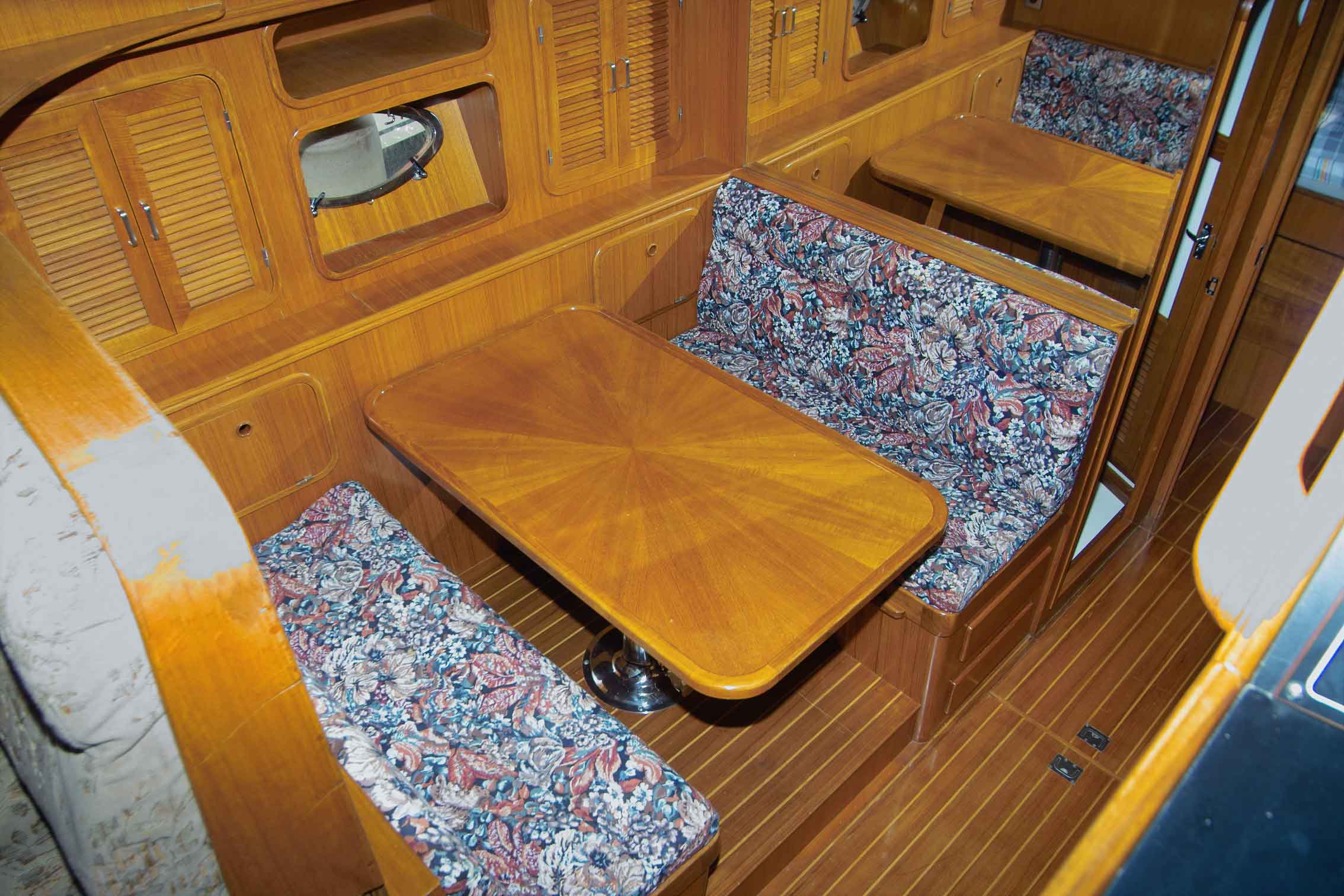 Dinette in Theresa