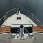 Steuerstand der Flybridge und der Bug der Yacht