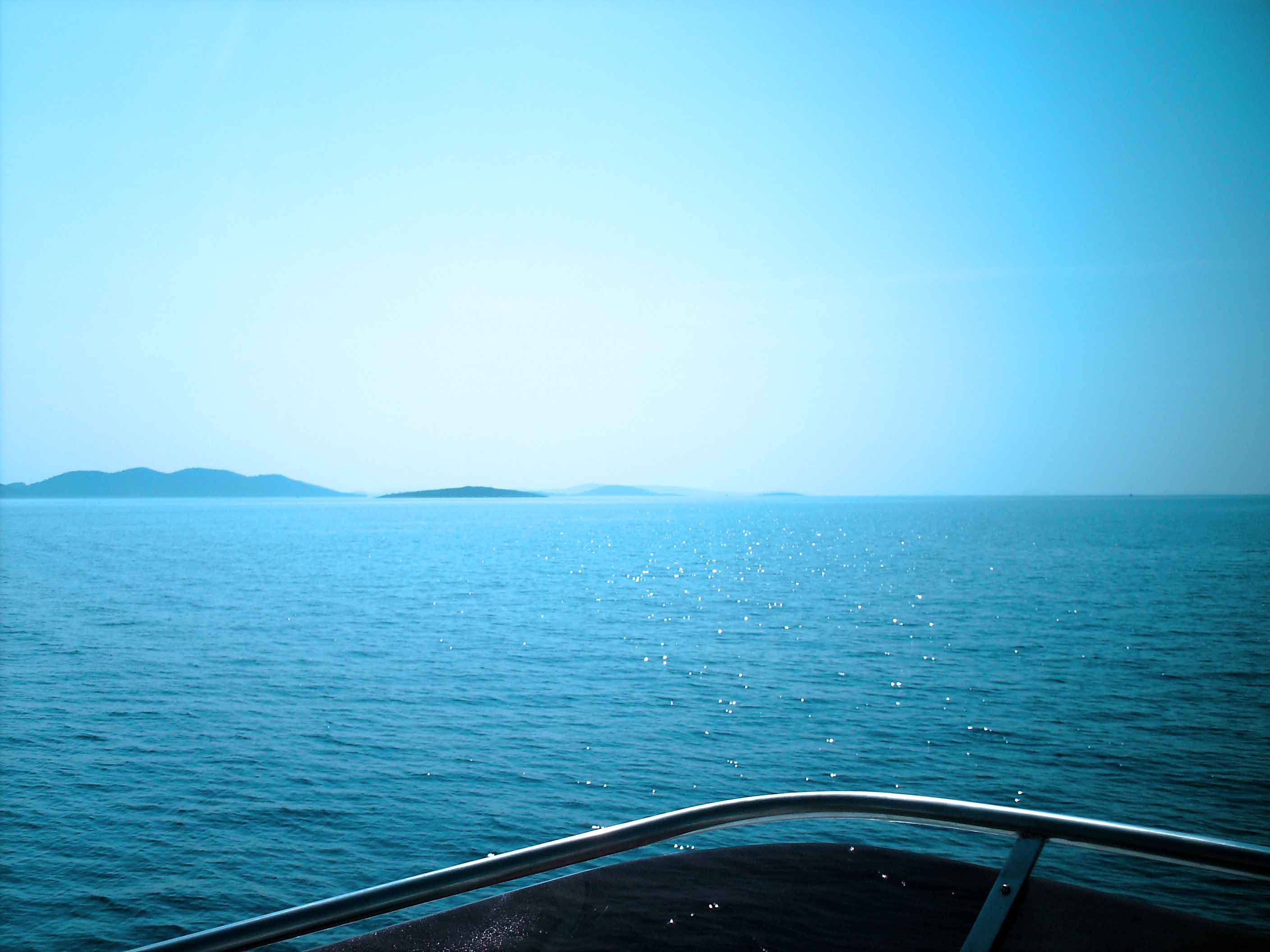 Blick von Yacht auf Adria mit Inseln am Horizont
