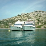 Bild von beiden Yachten beim Ankern nebeneinander in einer Bucht