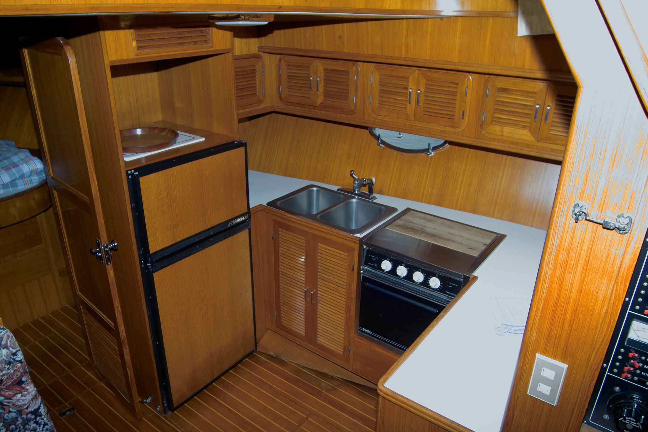 Pantry auf Yacht Theresa