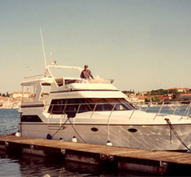 Motoryacht mit Skipper im Hafen