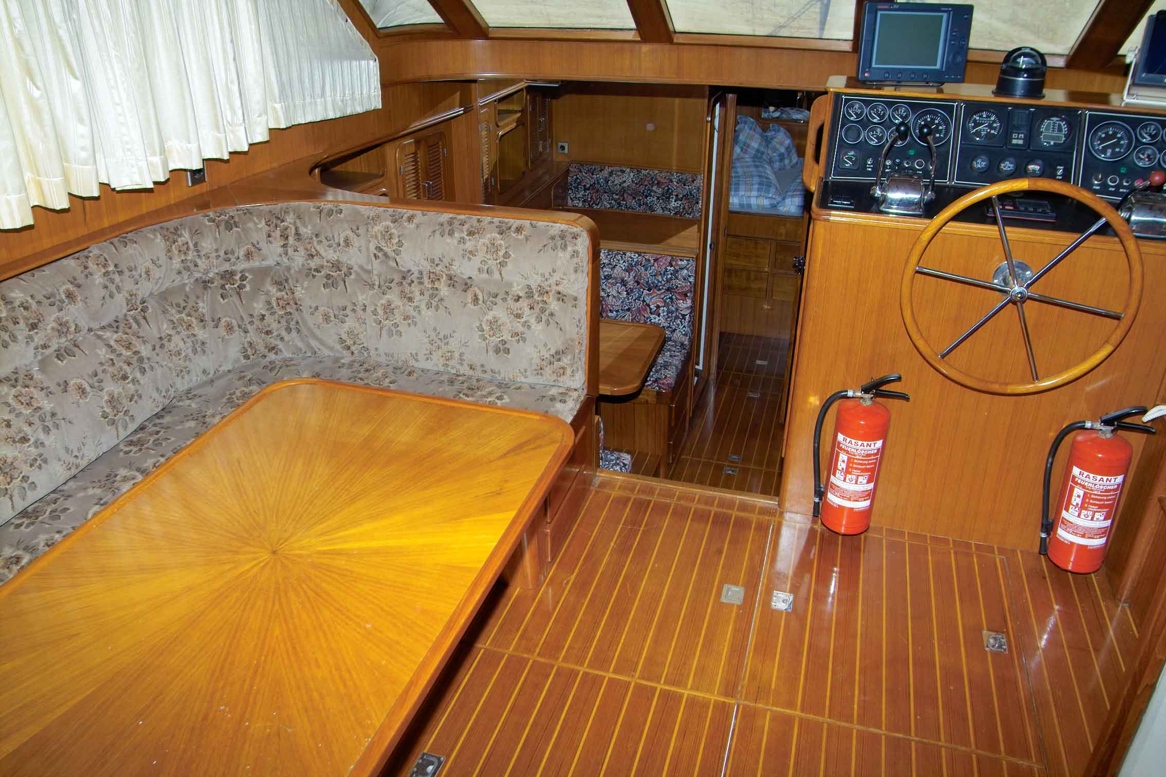 Blick in den Salon und die Dinette