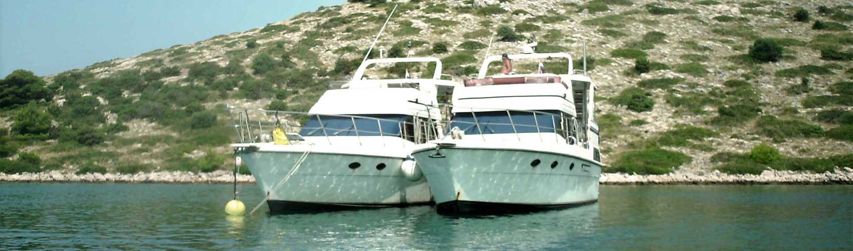 2 Yachten in Bucht
