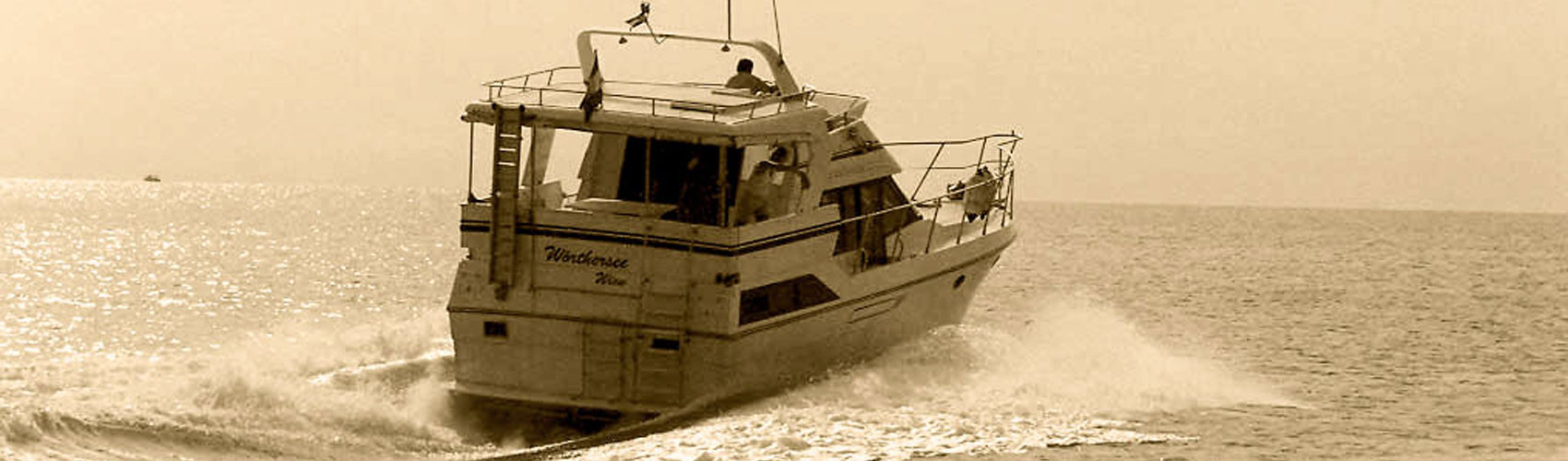 Yacht in Fahrt Richtung Horizont